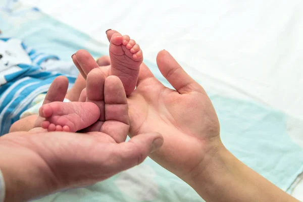 Recién Nacido Pies Bebé Aspirado Las Manos Las Madres Bienestar — Foto de Stock