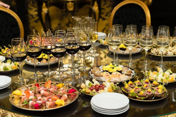 Copos Vinho Tinto Entradas Celebração Mesa Banquetes — Fotografia de Stock