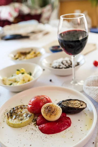 Legumes Grelhados Uma Placa Branca Com Copo Vinho Tinto Saboroso — Fotografia de Stock