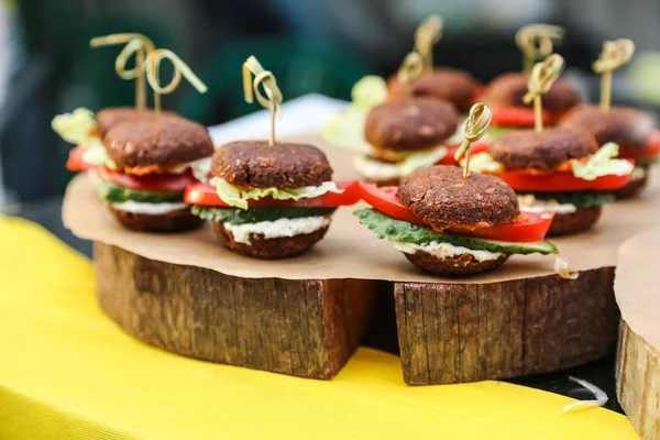 Hambúrguer Cru Vegan Saudável Fast Food Saudável Uma Tábua Madeira — Fotografia de Stock