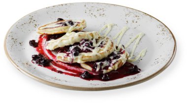 Krep peynir veya lor börek blueberry plaka üzerinde beyaz masa üstten görünüm dekore edilmiş. Sağlıklı ve diyet kahvaltı.