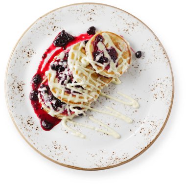 Krep peynir veya lor börek blueberry plaka üzerinde beyaz masa üstten görünüm dekore edilmiş. Sağlıklı ve diyet kahvaltı. Üstten görünüm.