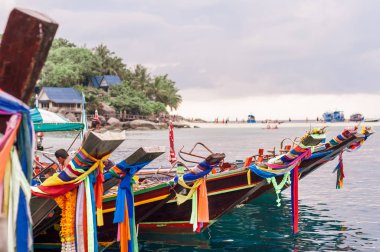 Tayland okyanus plaj. Ahşap tekneler ve açık deniz suyu, Tay yolculuk sahne yatay