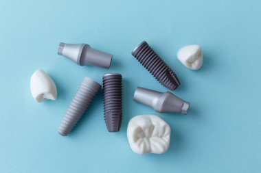 Diş şapkalı bu modeli gösterir ve diş etleri Paslanmaz pin. mavi arka plan