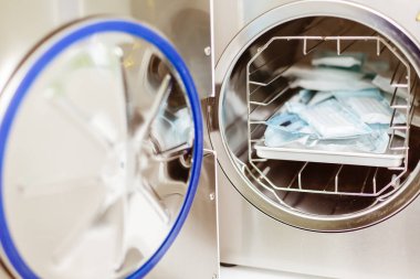 Otoklav içinde tıp aletleri sterilize. Seçici odak. Steril diş araçları