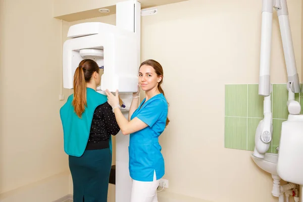 Giovane Paziente Donna Piedi Macchina Raggi Radiografia Panoramica — Foto Stock