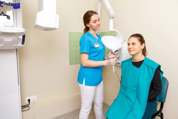 Dentista Haciendo Radiografías Para Paciente Femenina Clínica —  Fotos de Stock