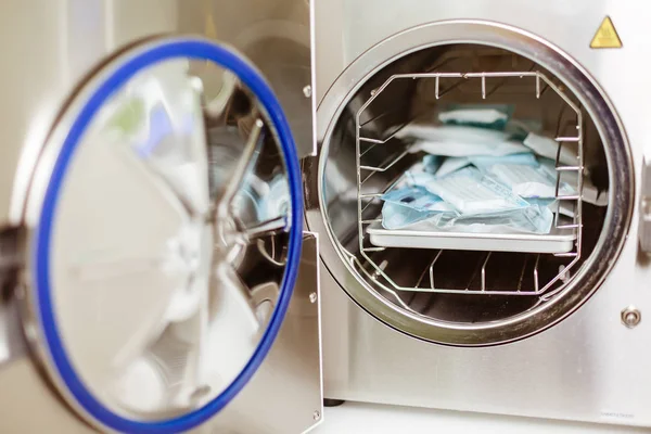 Otoklav içinde tıp aletleri sterilize. Seçici odak. Steril diş araçları