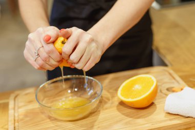 Mutfak seçici odak portakal sıkma ile yakın çekim sahne