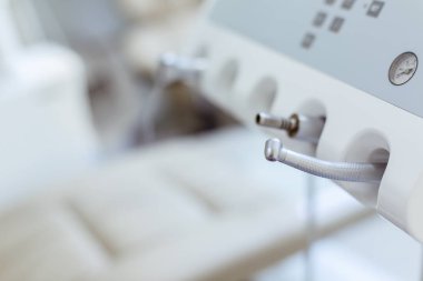 Diş hekimliği bürosunda farklı diş aletleri ve aletleri