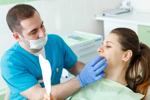 Maduro Dentista Masculino Trabalhando Com Mulher Paciente Com Espelho Visitando — Fotografia de Stock