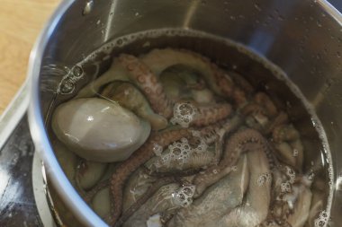 Ahtapot büyük bir tencerede kaynar yakın çekim