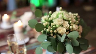 Çiçek gelin buket, masada güzel gelin buket, düğün günü, gelinler buket. Düğün preparatları