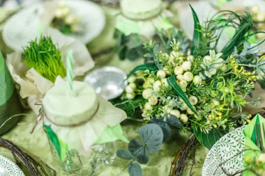 Restoranda servis edilir. Ziyafet için hazırlık. Festival olay için Restoran masa dekorasyonu. Yeşil renk