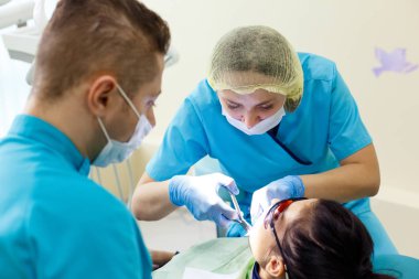 Ofisteki dişçi. Kadın profesyonel doktor stomatoloji uzmanı iş başında.