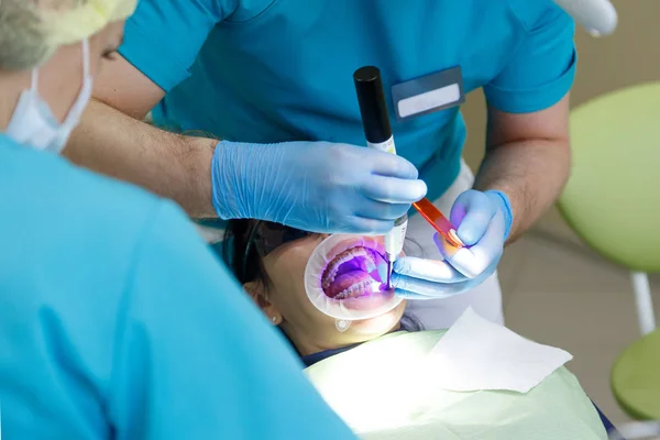 Dentista a trabalhar no escritório. Fechar . — Fotografia de Stock