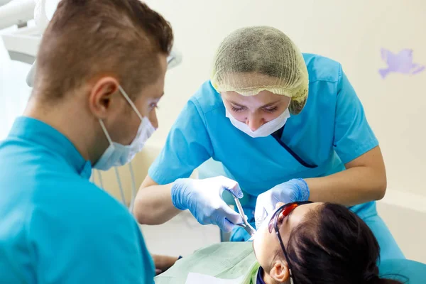 Dentista trabajando en la oficina. Médico estomatólogo profesional femenino en el trabajo . —  Fotos de Stock