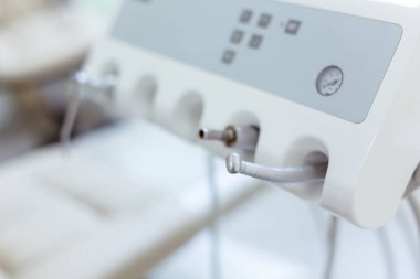 Diş hekimliği bürosunda farklı diş aletleri ve aletleri