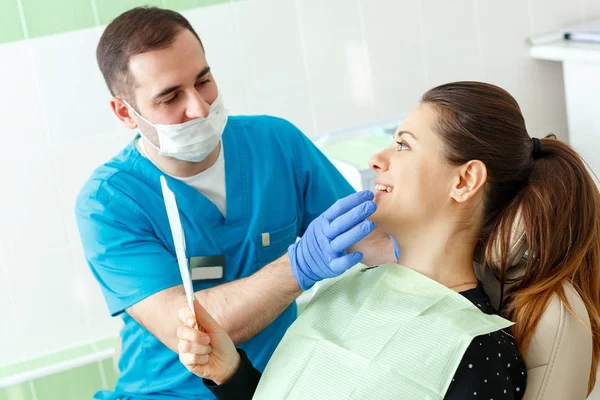 Érett férfi fogorvos, dolgozó nő beteg egy tükör, látogatás a fogorvos miután fogászati szűrés a klinika fogászat foglalkozás kezelés orvosi ipar egészségügyi emberek biztosítási — Stock Fotó