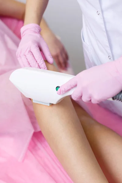 Nő egyre lábak bőr lézeres kezelés szépségszalon, közelről — Stock Fotó