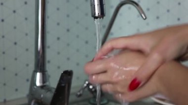 Coronavirus salgını önleme sabunla ellerini yıka sıcak suyla ovala parmaklarını sık sık yıka