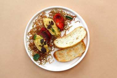 Ekmekli klasik humus.