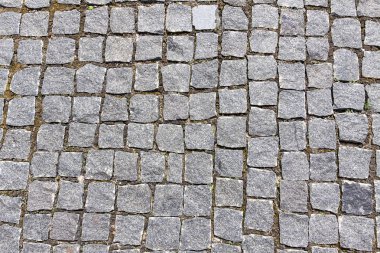 Orta boy kahverengi taştan yapılmış Modern yaya yolu