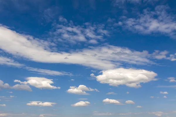 Весенний Дождь Облака Против Голубого Неба — стоковое фото