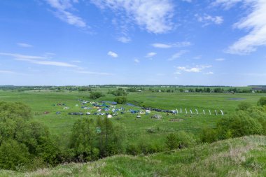 Çadır şehir, turist nehir vadisinde