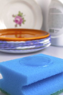 Bulaşık yıkama sünger kırpma yolu beyaz zemin üzerine yakın çekim