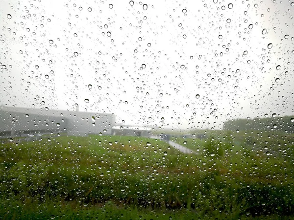 Chuva Cai Sobre Superfície Vidros Janela Com Fundo Nublado Padrão — Fotografia de Stock