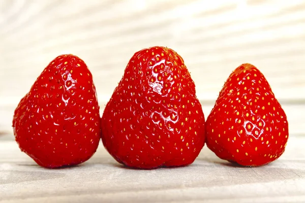 Reife Erdbeeren Auf Dem Holztisch Frische Erdbeeren Auf Holzgrund — Stockfoto