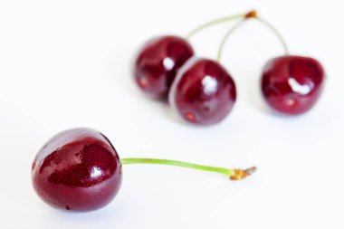 Beyaz arka planda olgun kırmızı kiraz