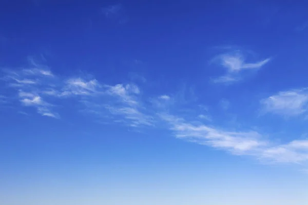 Весенний Дождь Облака Против Голубого Неба — стоковое фото