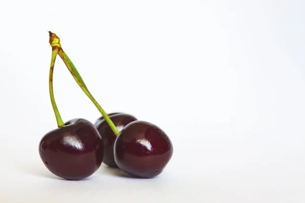 Beyaz arka planda olgun kırmızı kiraz