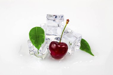 buz kiraz. buz küpleri ile taze kiraz