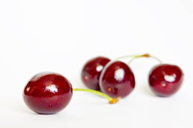 Beyaz arka planda olgun kırmızı kiraz