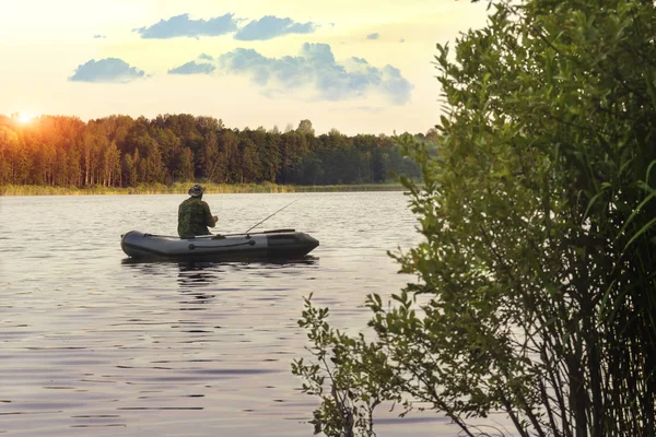 Fischer Angelt Auf Dem See Der Abenddämmerung — Stockfoto