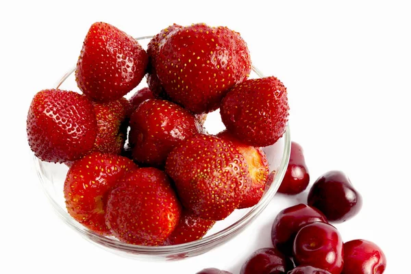 Rote Erdbeere Und Rote Kirsche Auf Weißem Hintergrund — Stockfoto