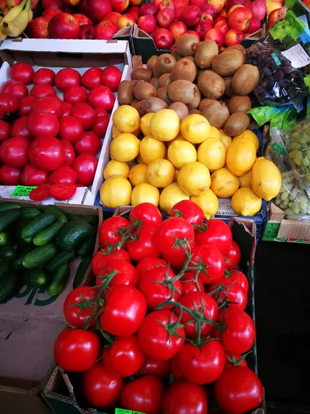 Taze organik meyve büyük ürün yelpazesine. Meyve Pazar durak üzerinde çerçeve kompozisyonu