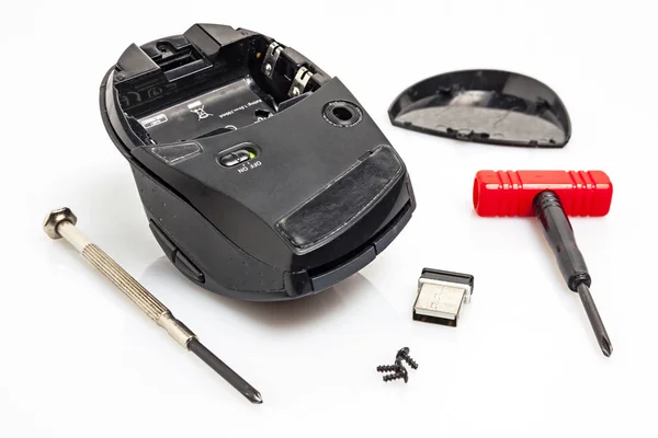 古いワイヤレス コンピューター マウスの分解 — ストック写真