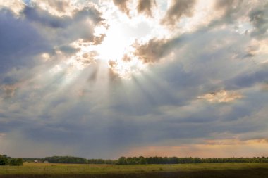 Gökyüzünde bulutlar ve güneş ile. Güneş bulutların arasından tatili