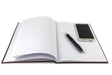 Büyük defter kalem ve telefon ile. İzole