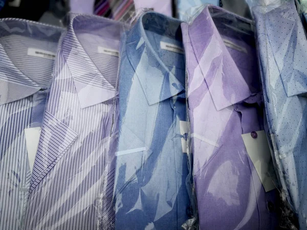 Новые Рубашки Упаковке Лежат Витрине — стоковое фото