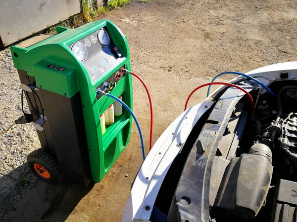 Araba Klima bakımı. Servis istasyonu. Araba tamir