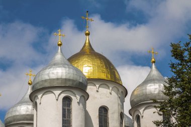 Bulutlar gökyüzü kilise kubbeleri vardır. Yaz.