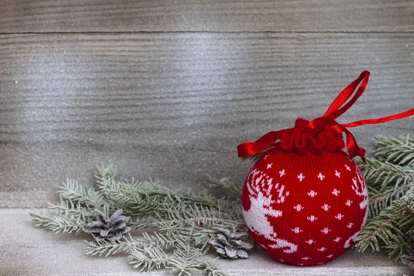Noel topları ahşap arka plan üzerinde bir Noel ağacının dalları ile