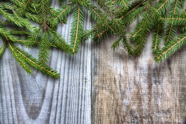 Ahşap arka plan üzerinde Noel ağaç dalları. Çerçeve