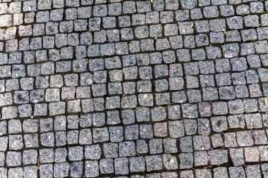 Orta boy kahverengi taştan yapılmış Modern yaya yolu