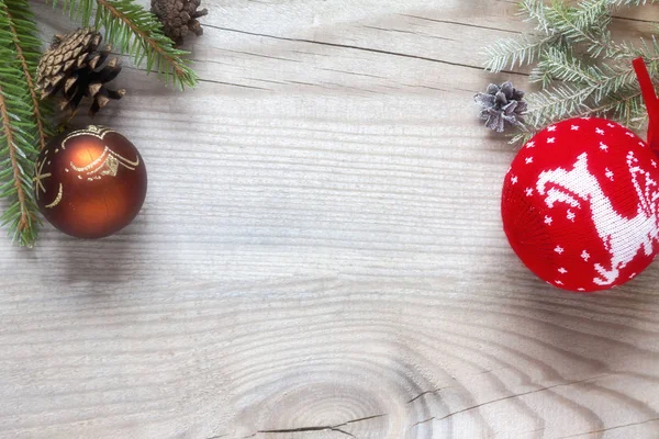 Weihnachtskugeln Mit Zweigen Eines Weihnachtsbaums Auf Einem Hölzernen Hintergrund — Stockfoto